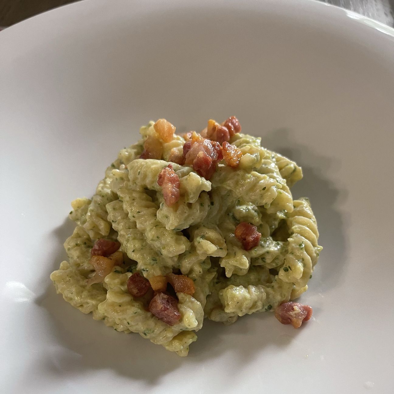 Fusilli con crema di zucchine ricotta e guanciale