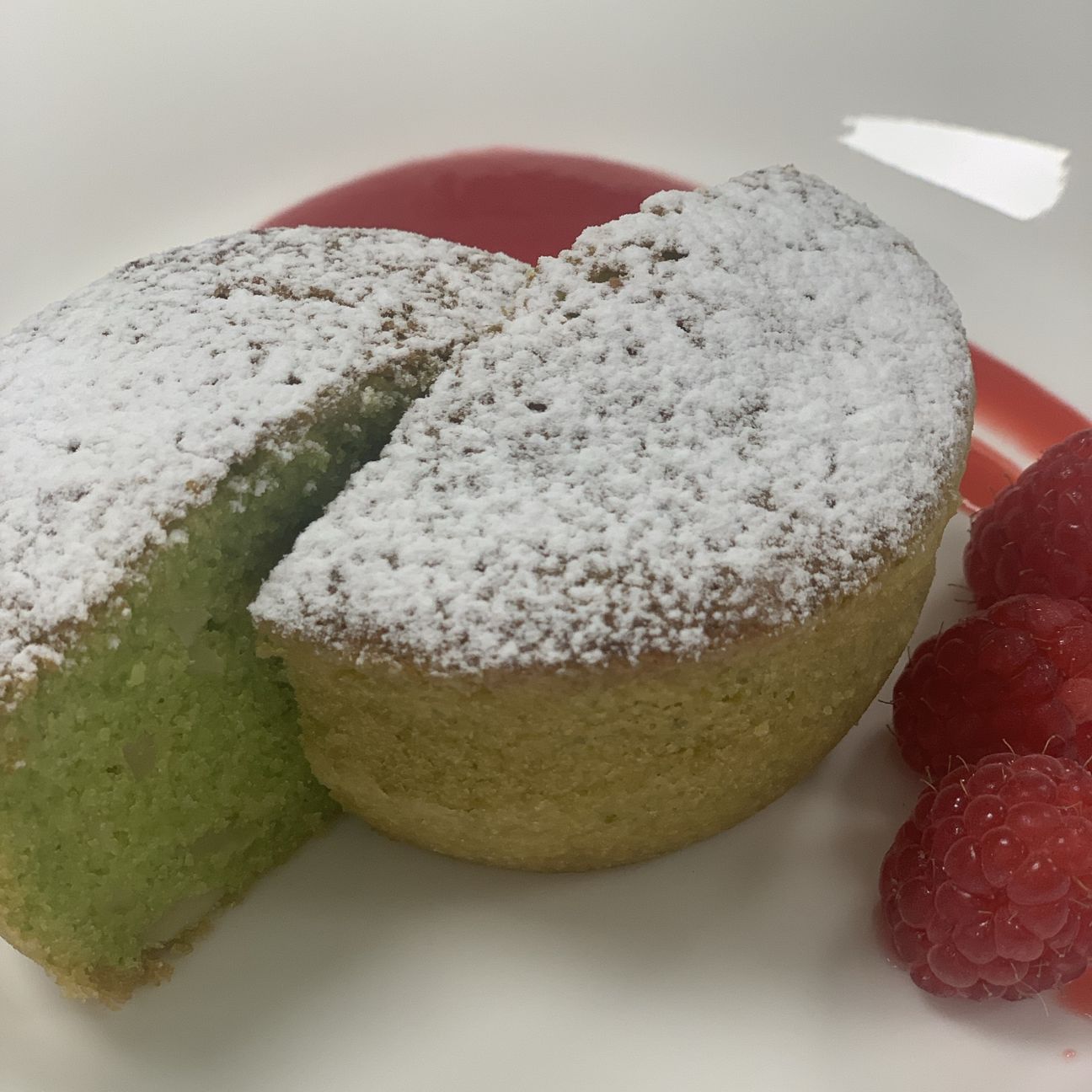 Torta dolce di piselli con salsa di lamponi