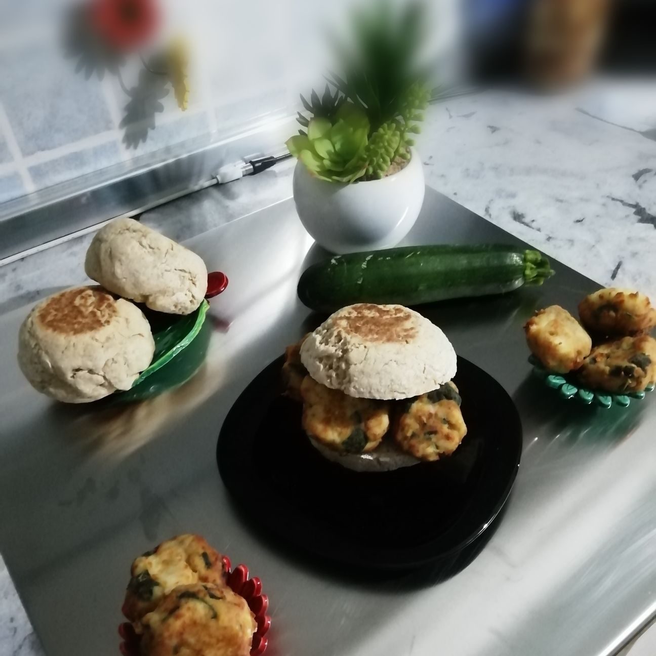 Panini d'avena con polpette di zucchine e mozzarella