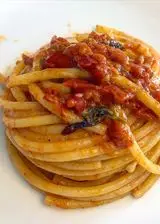 Ricetta Bucatini con sugo di coniglio all'ischitana