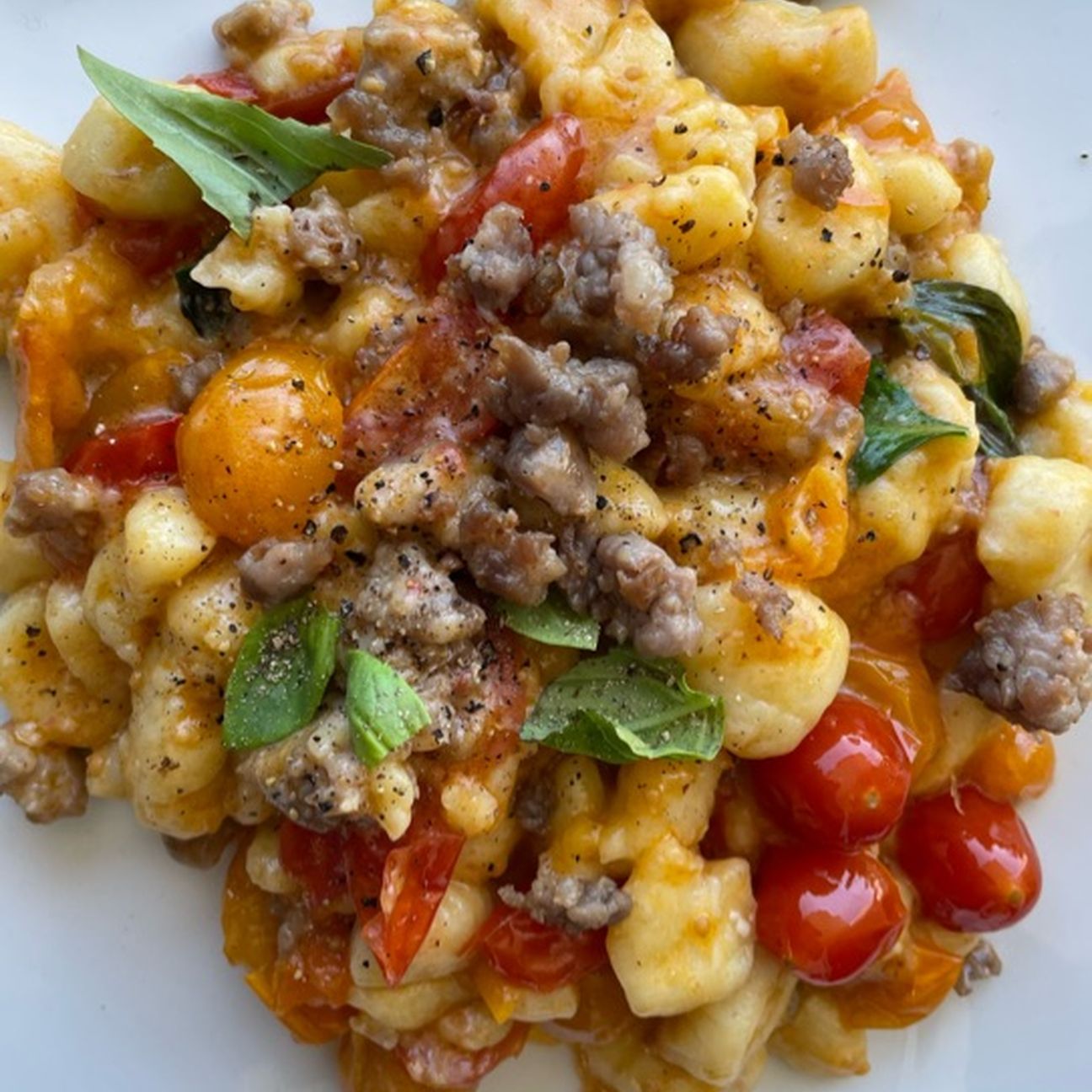 Gnocchi con sugo di datterini e salsiccia