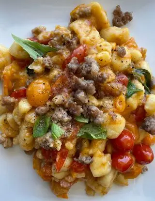 Ricetta Gnocchi con sugo di datterini e salsiccia di fats_food