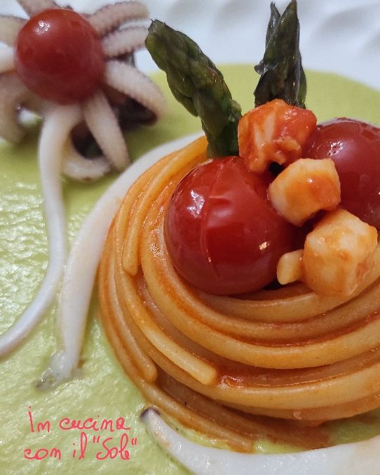 Nido di linguine con pomodorini, seppie su prato verde di asparagi 🌞
