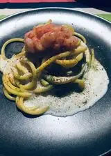 Ricetta Spaghetti cremosi con spuma di burrata, polvere di cime di rapa, crudo e polvere di gambero rosso