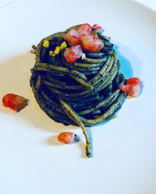 Spaghetti all’acqua di pomodoro, melanzana bruciata e crudo di gambero rosso