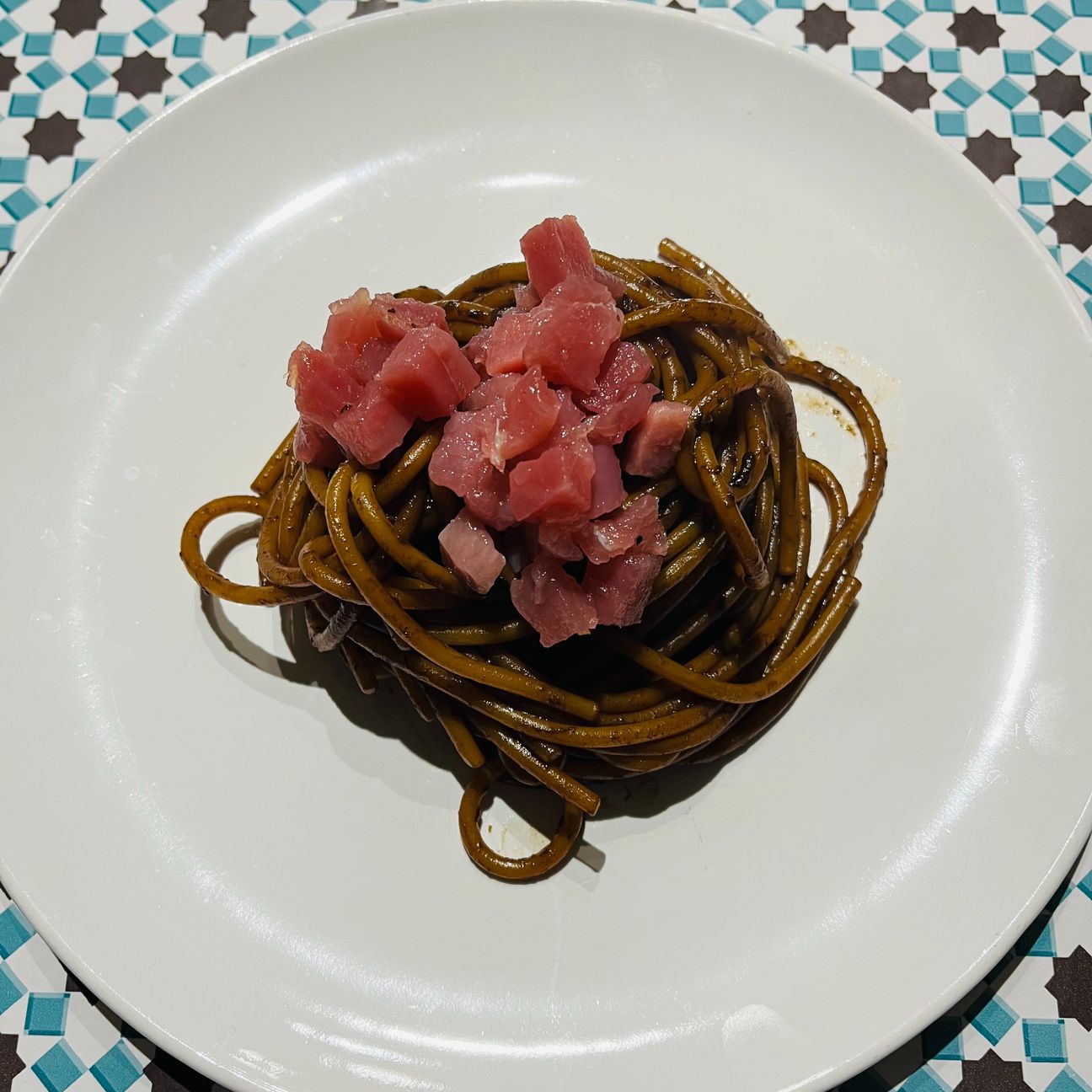 Spaghetti aglio nero e crudo di tonno
