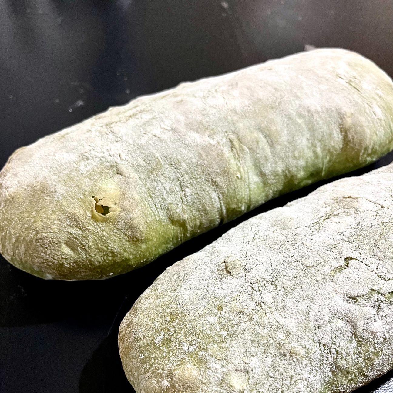 Ciabatte con impasto verde alle cime di rapa