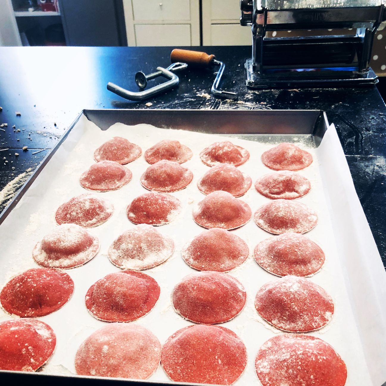 Bottoni di pasta fresca con impasto al pomodoro e ripieno di guanciale e scorfano