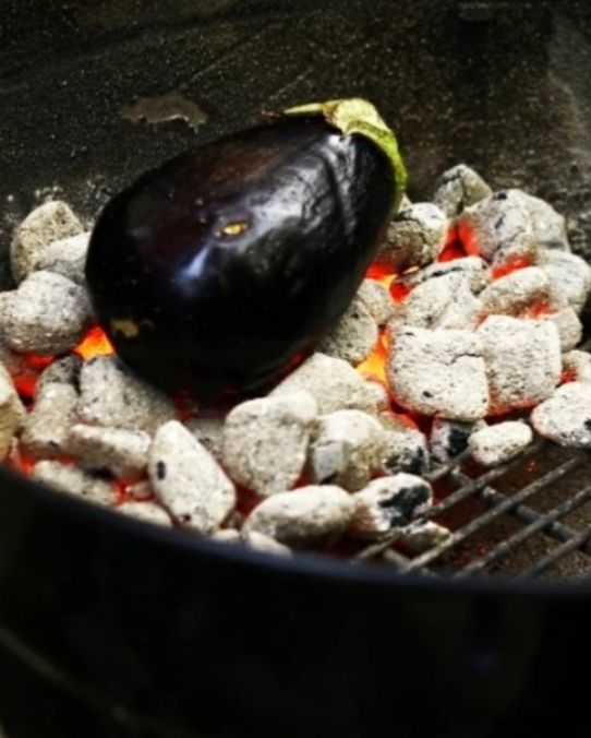 Crema di melanzana arrostita sui carboni