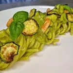 Ricetta Spaghettoni XXL Pasta Garofalo con crema di zucchine parmigiano e basilico, gamberi e chips 💥