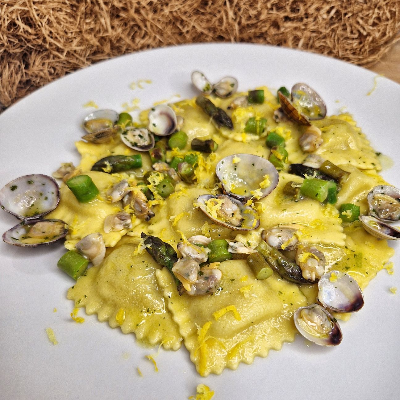 Ravioli agli Asparagi di Fini Modena con asparagi, vongole e zest di limone