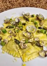 Ricetta Ravioli agli Asparagi di Fini Modena con asparagi, vongole e zest di limone