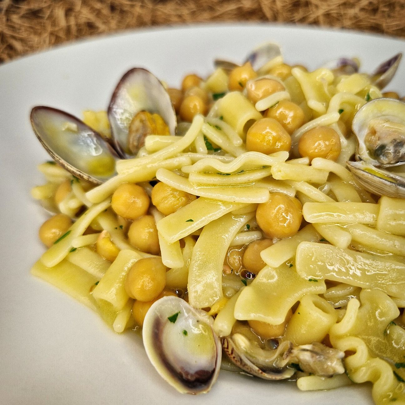 Pasta mista di Pasta Garofalo con ceci e vongole