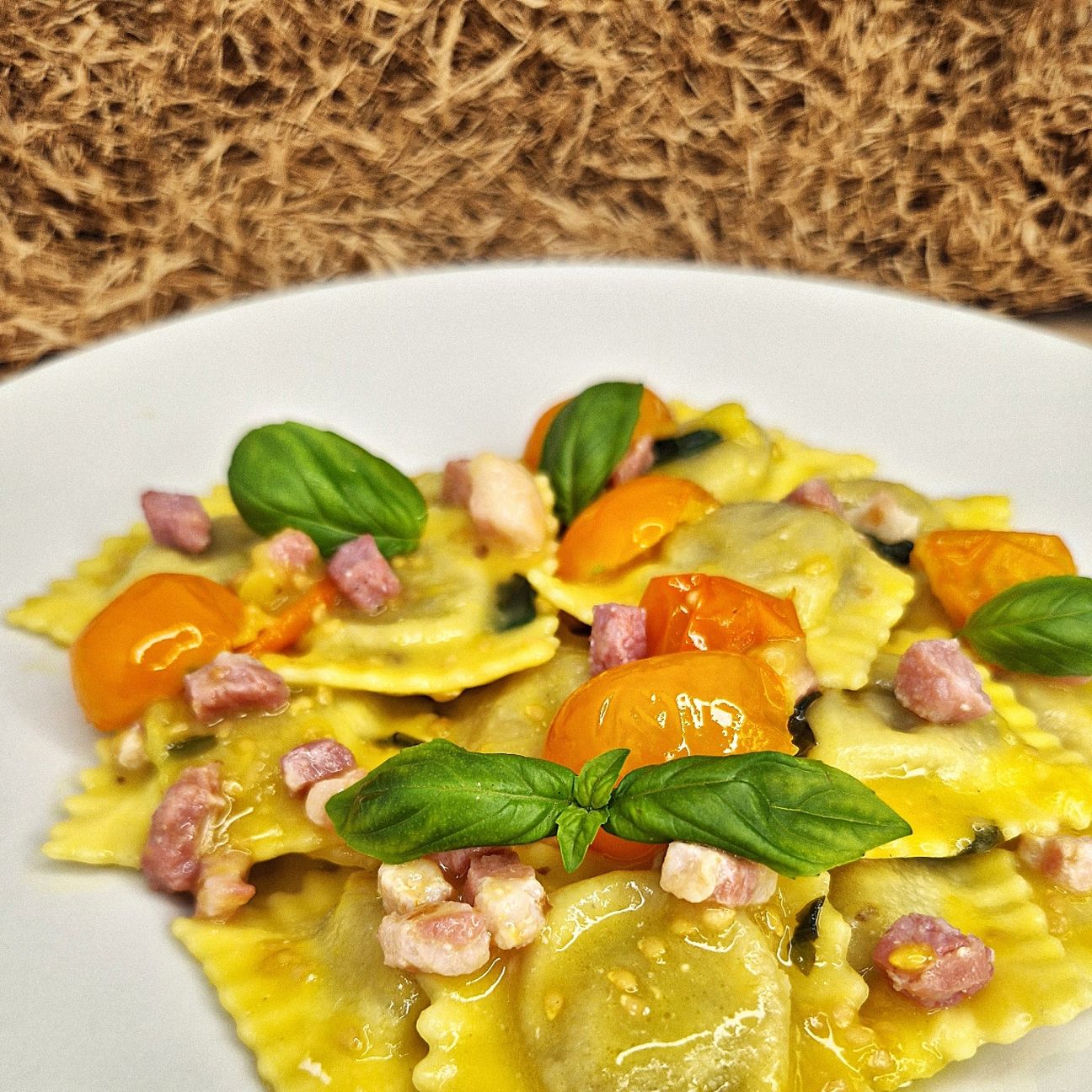 Ravioli scamorza e radicchio di Fini Modena con datterini gialli, pancetta e basilico