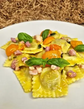 Ricetta Ravioli scamorza e radicchio di Fini Modena con datterini gialli, pancetta e basilico di michele.rosa90