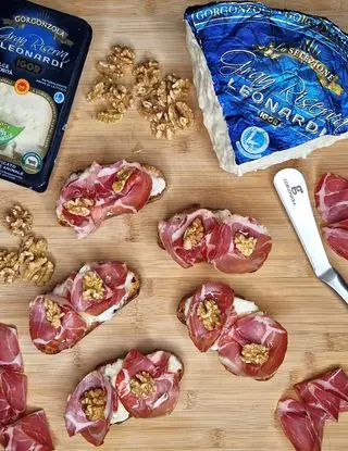 Ricetta Bruschettine con Gorgonzola Dolce Gran Riserva Leonardi IGOR, capocollo stagionato, noci e miele di michele.rosa90