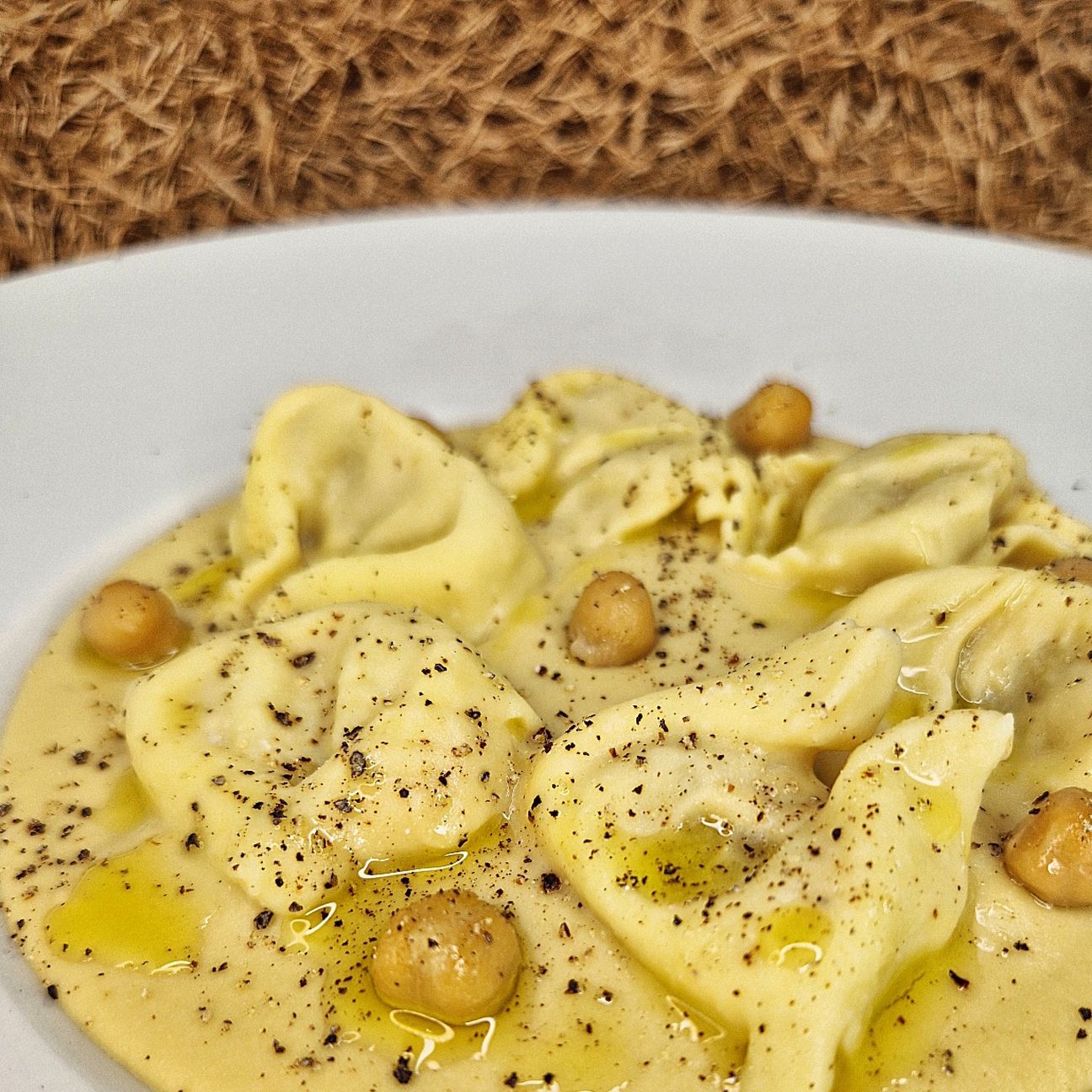 Tortelloni ai funghi porcini di Fini Modena su crema di ceci