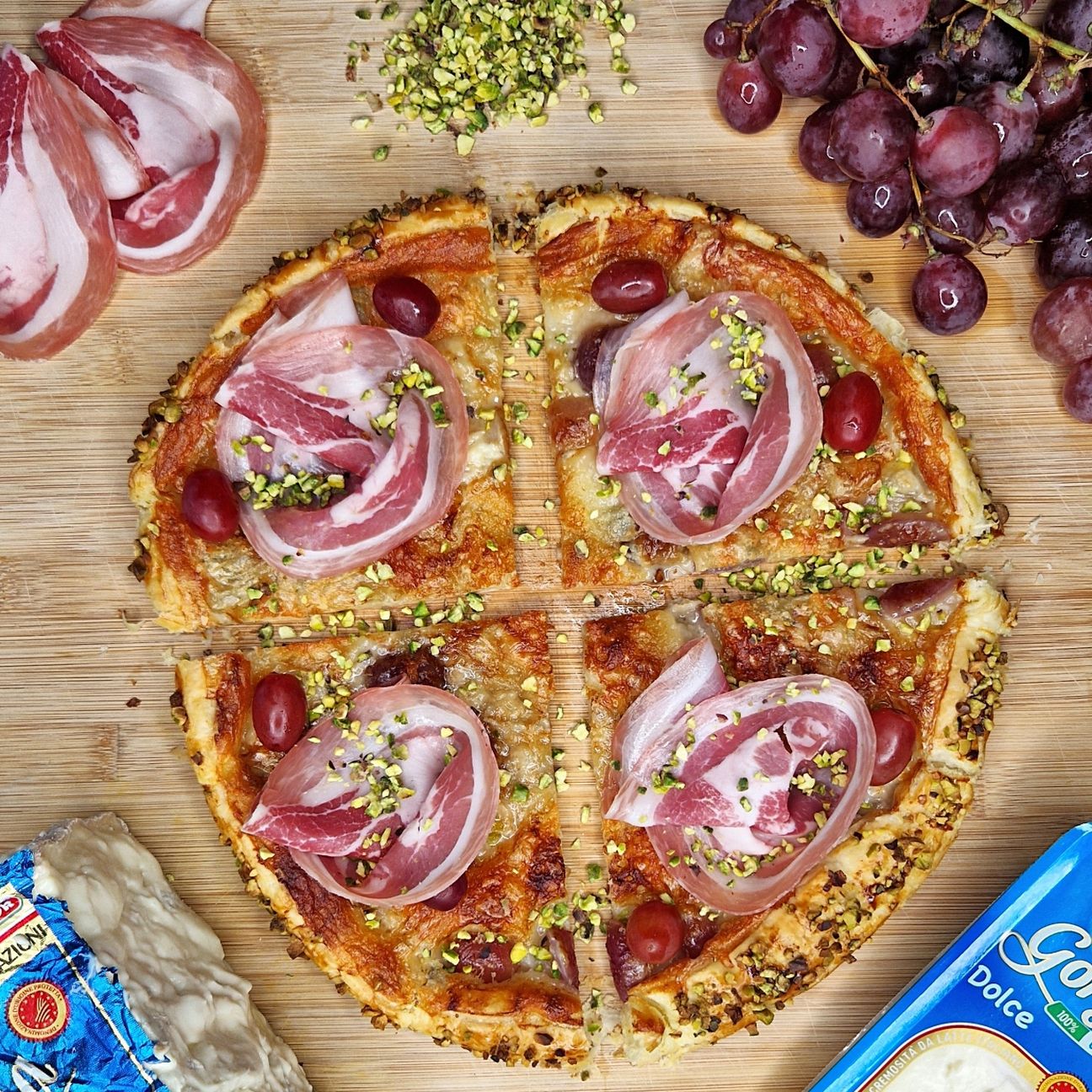 Pizza rustica con Gorgonzola Dolce IGOR, uva, pancetta coppata e granella di pistacchio
