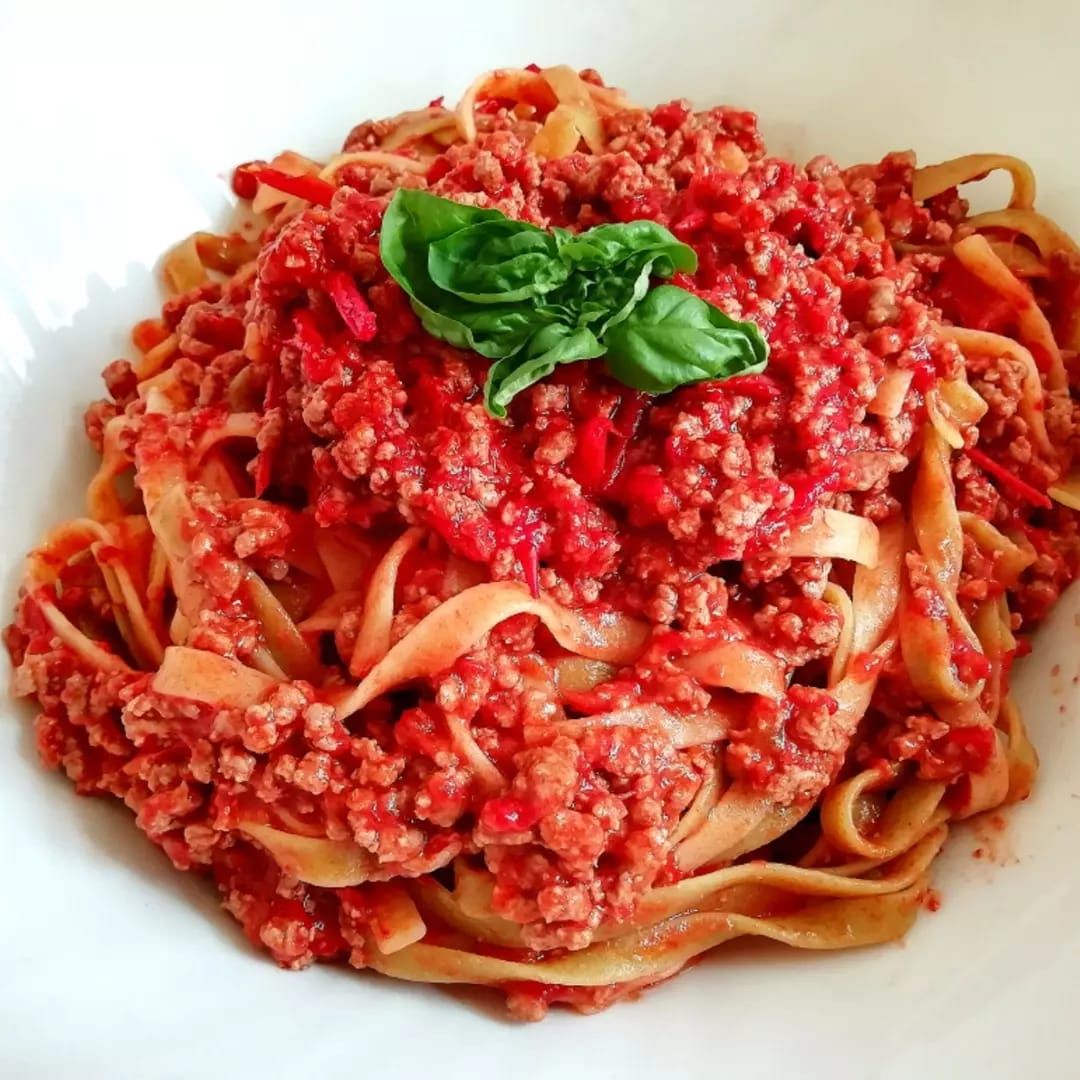 Fettuccine paglia e fieno al ragù