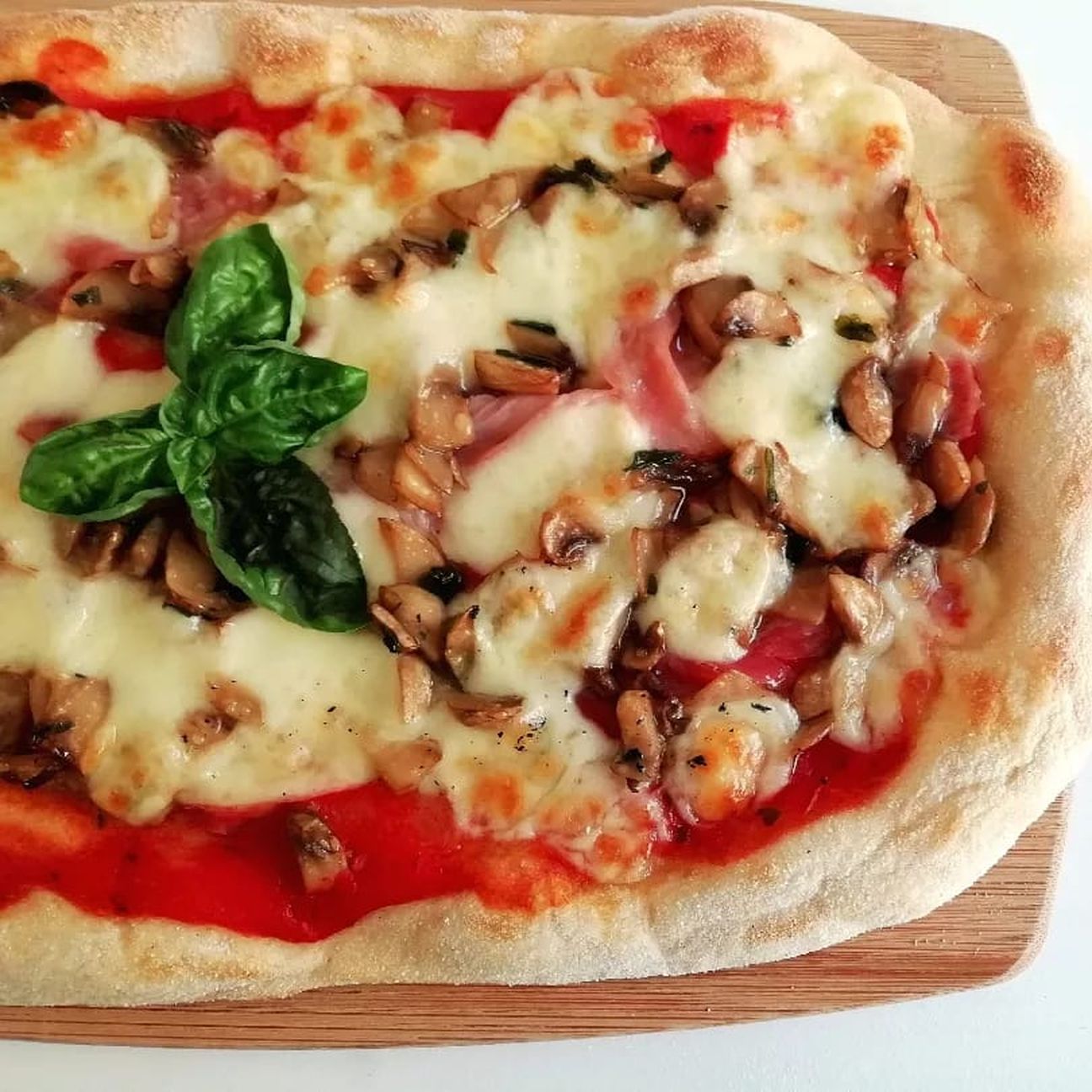 Pinsa romana con mozzarella, pomodoro, cotto e funghi