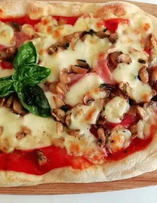 Ricetta Pinsa romana con mozzarella, pomodoro, cotto e funghi  di La_cucinacreativa