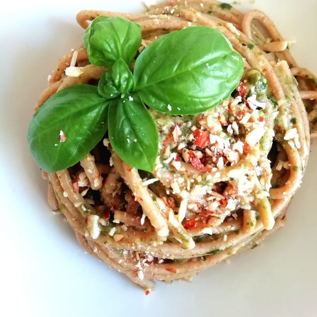 Spaghetti integrali di grano monococco con pesto al basilico e mandorle tostate