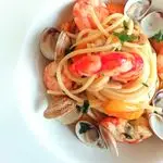 Ricetta Spaghetti con mazzancolle, gamberi, vongole e datterino giallo 