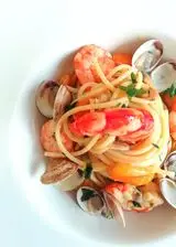 Ricetta Spaghetti con mazzancolle, gamberi, vongole e datterino giallo 