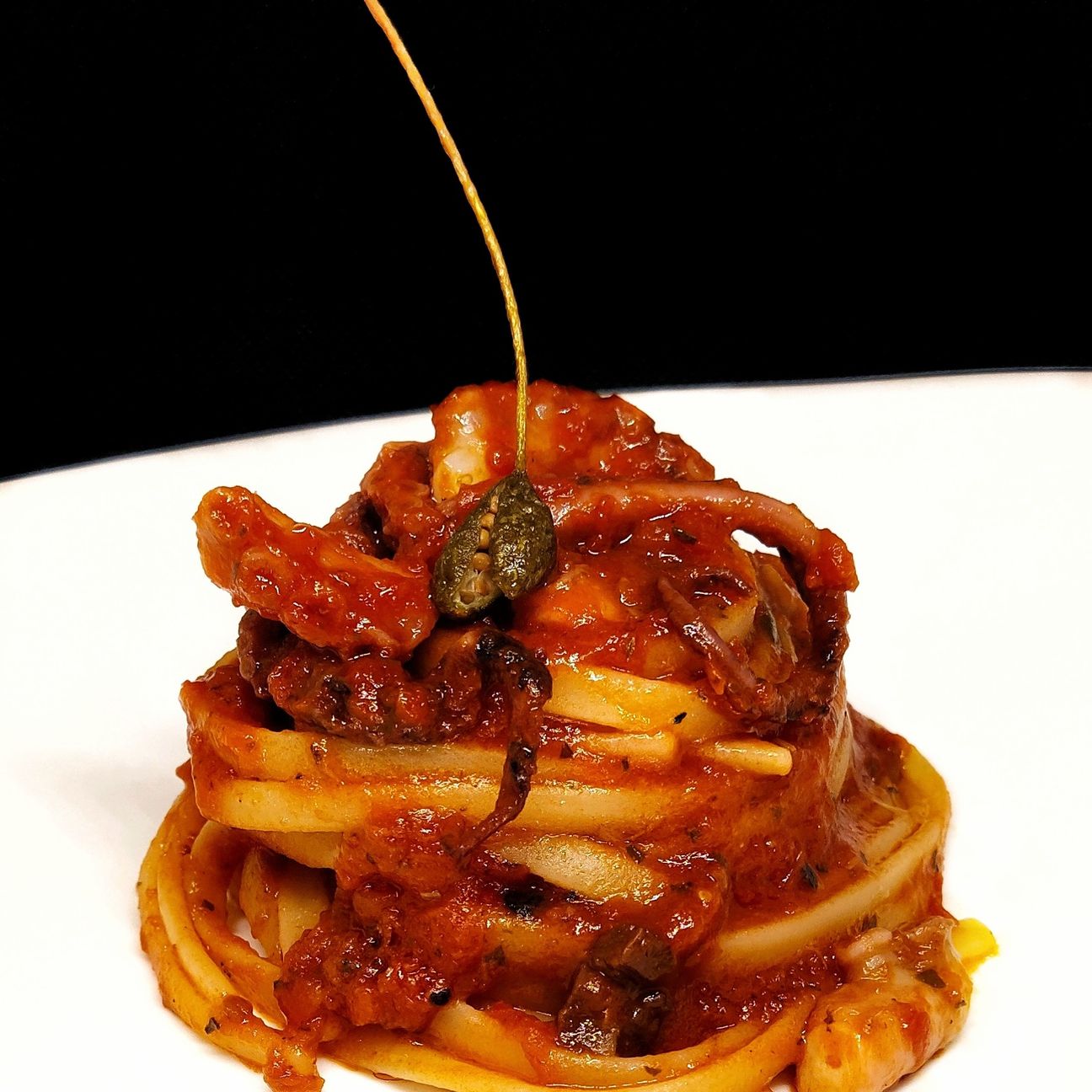 Linguine con moscardini cacciuccati e capperi fritti