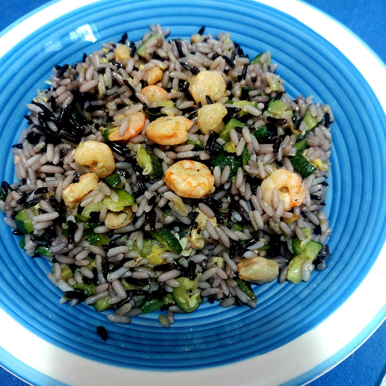 Insalata di riso nero integrale e riso parboiled con zucchine, gamberetti al profumo di limone