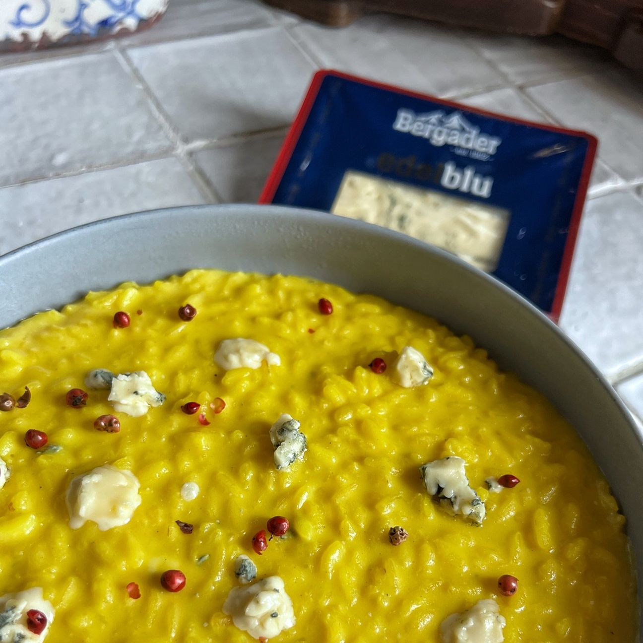 Risotto allo zafferano con Edelblu Gourmet Bergader e pepe rosa