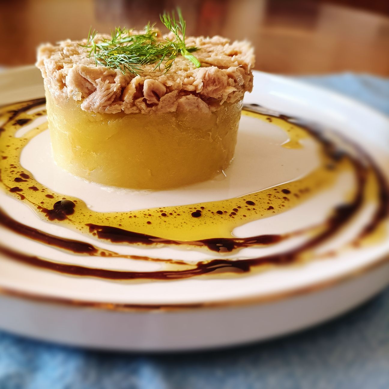 Torretta di patate e tonno con vinagrette all'aceto balsamico