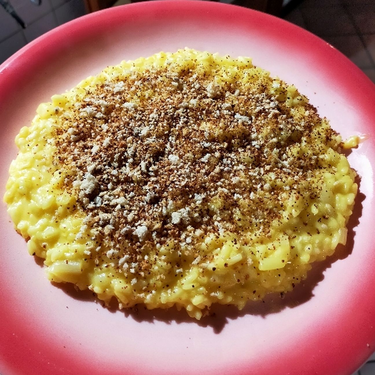 Risotto con cipollotto rosso, zafferano e crumble di pane alle alici