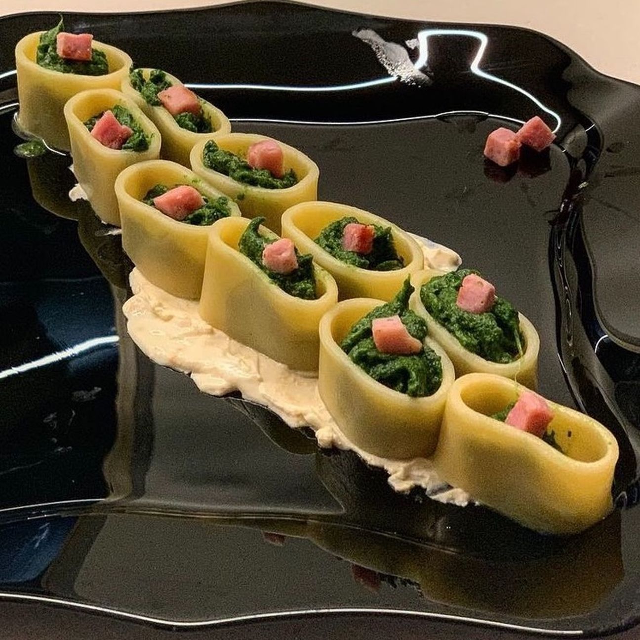Mezzo pacchero scomposto con spuma di spinaci e speck su fonduta di cacio