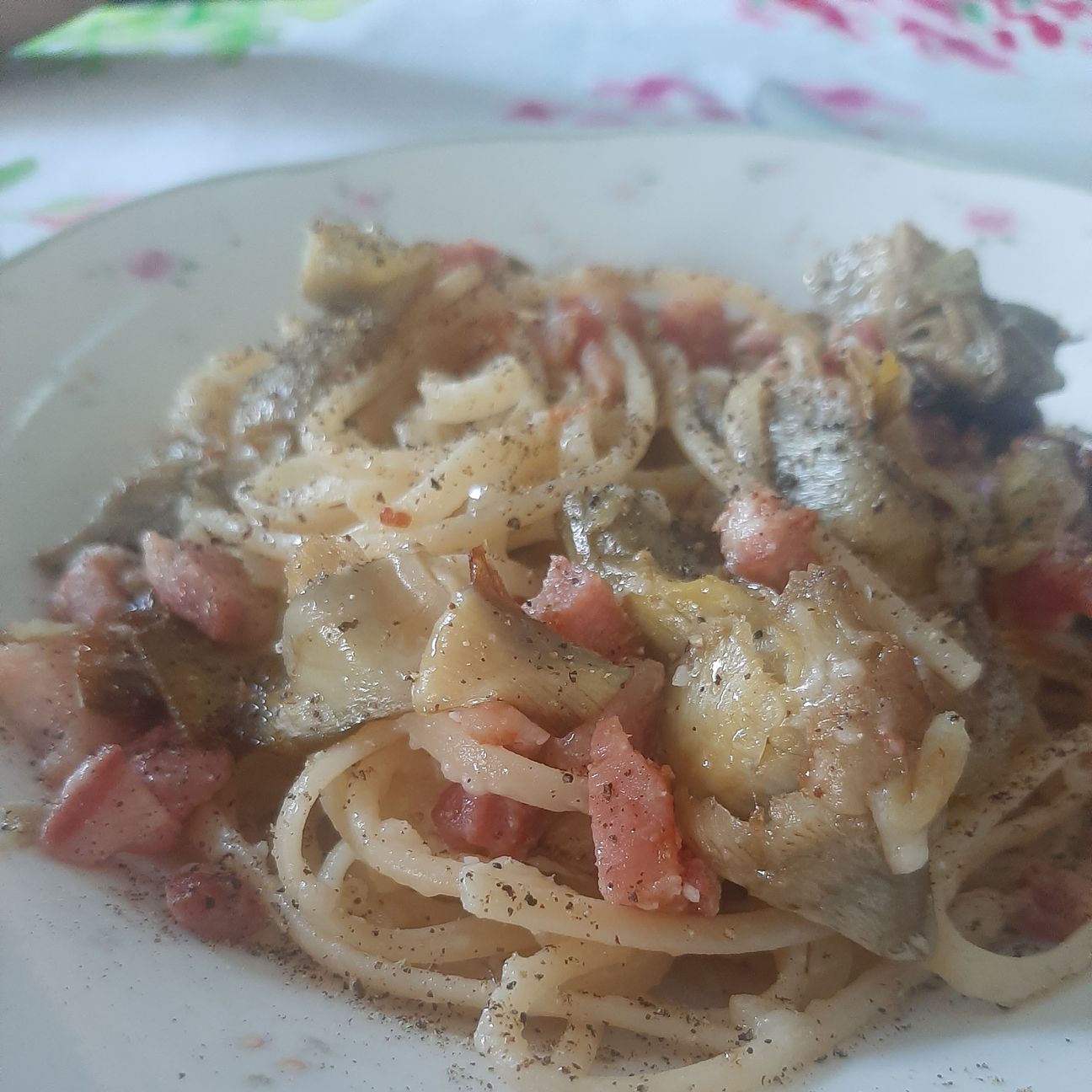 Spaghetti con carciofi e pancetta affumicata