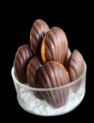Ricetta Madeleines glassate al cioccolato con cuore di miele di Ortensio