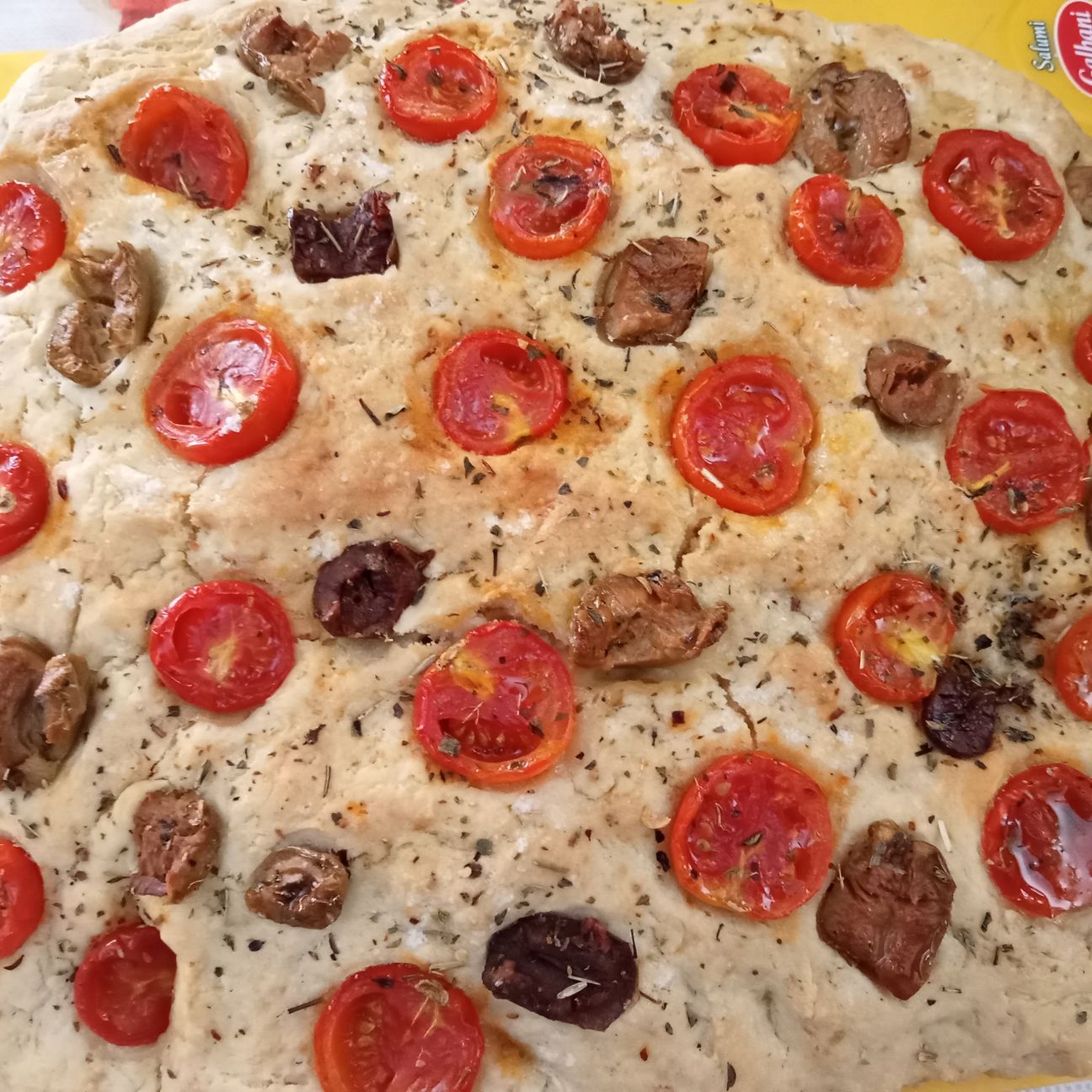 Focaccia pugliese con pomodorino ciliegino è olive verdi