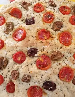 Ricetta Focaccia pugliese con pomodorino ciliegino è olive verdi di giovanna428