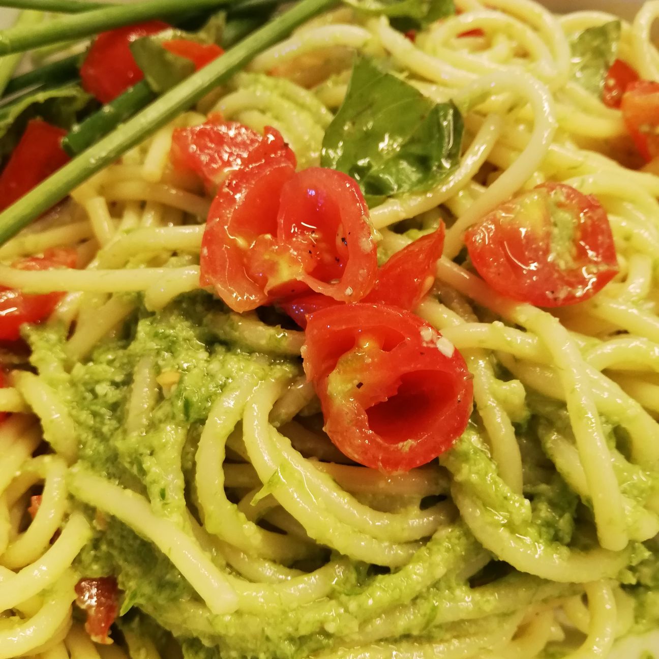 Spaghetti con Pesto di erba cipollina e pomodorini