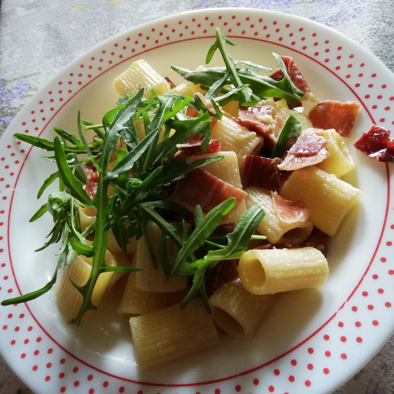 Pasta con Speck, panna e Rucola.
