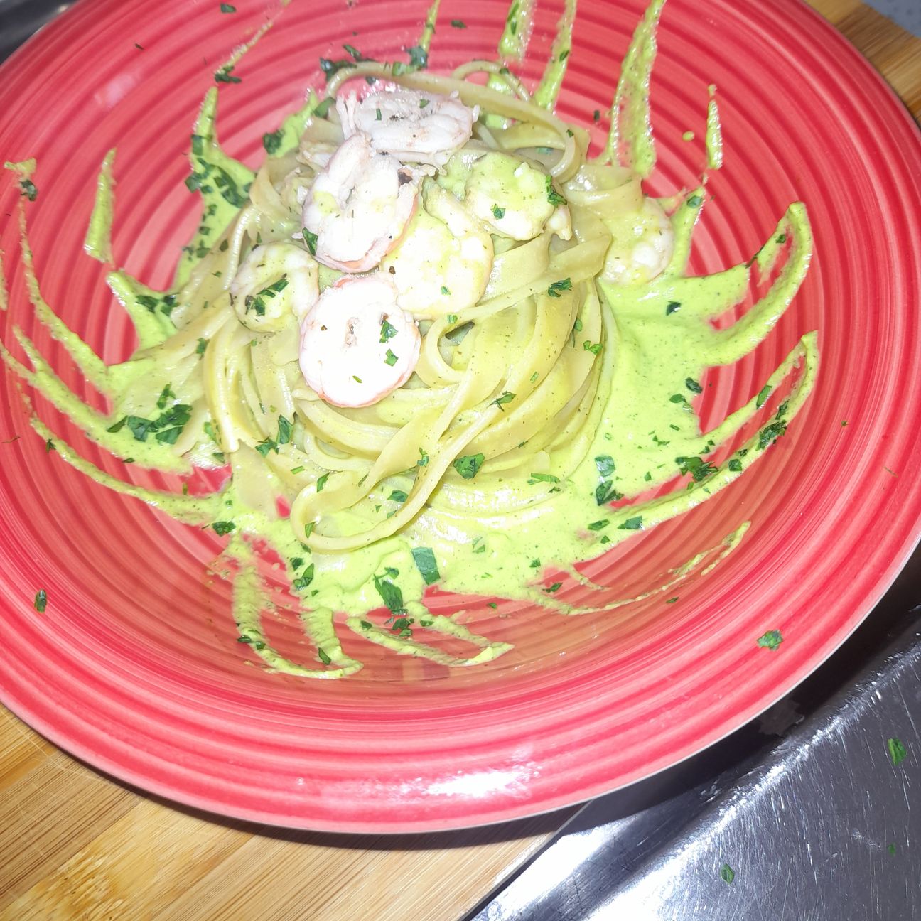 Fettuccine al pesto di zucchine e gamberi