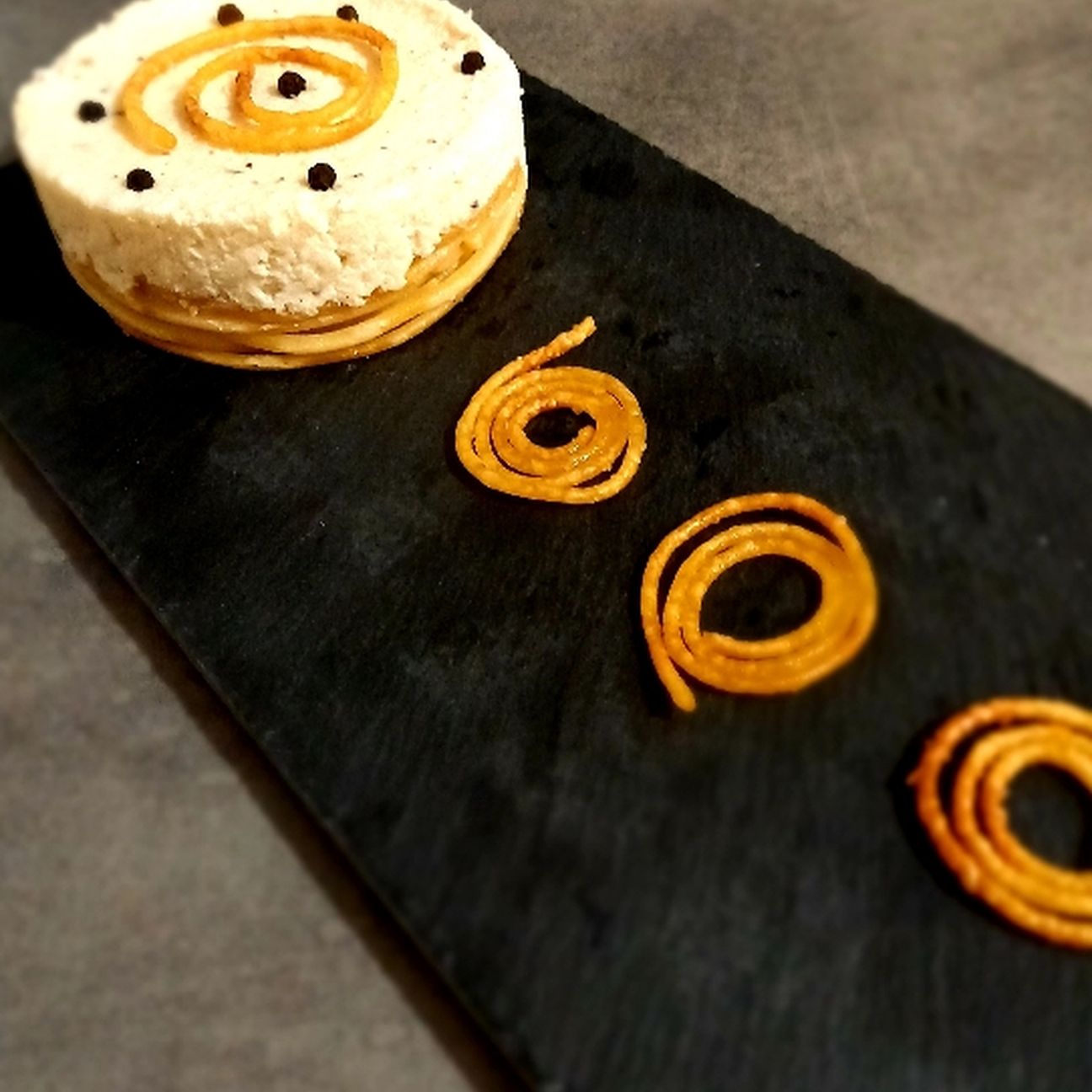 La follia del cacio e pepe (spaghetti cheesecake)