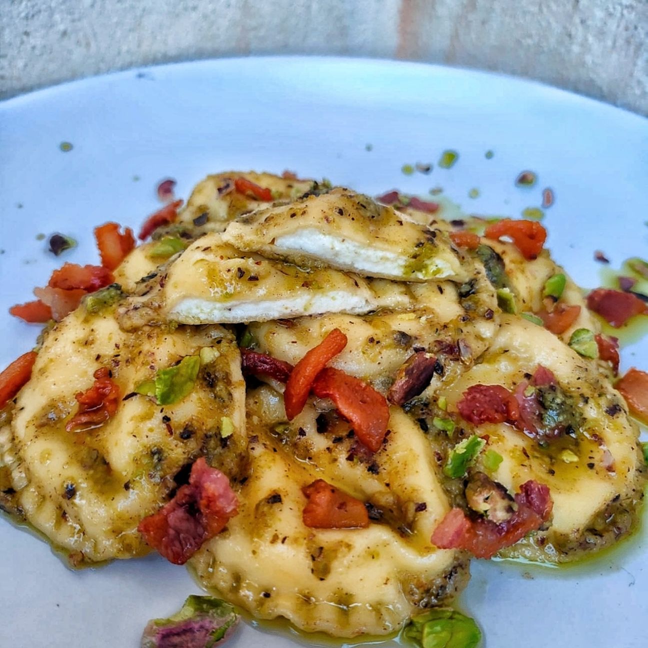 Medaglioni al pesto di pistacchio pancetta croccante