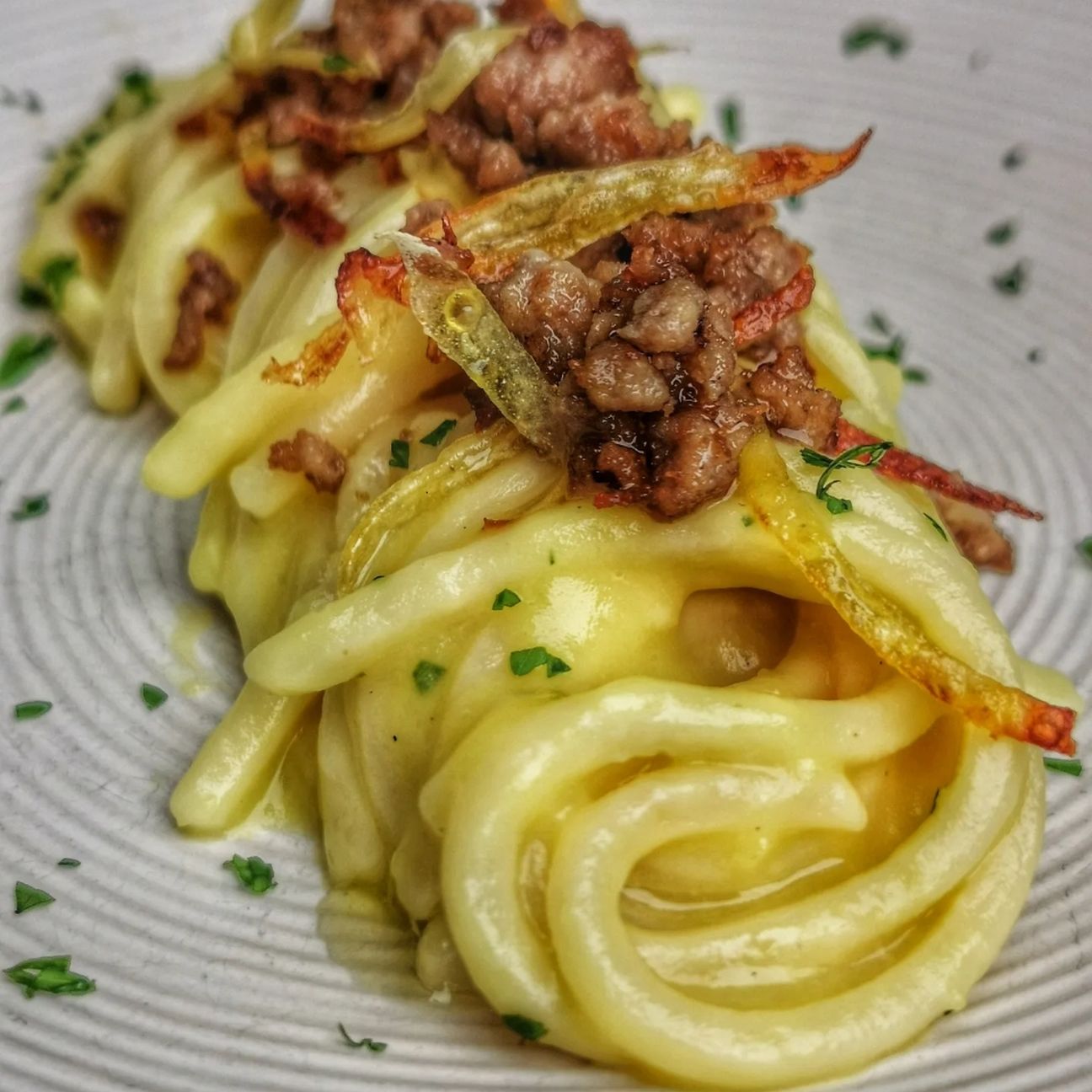 Chitarra con crema di patate, zafferanno e salsiccia