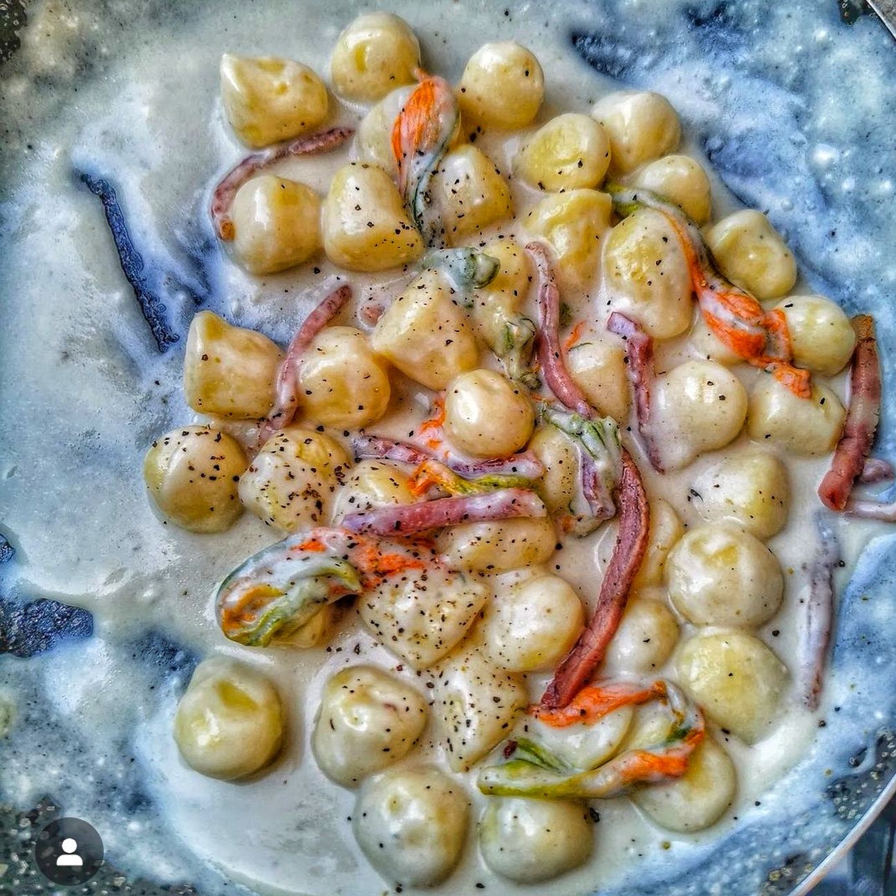 Gnocchi con CREMA DI PARMIGIANO, FIORI DI ZUCCA E SPECK CROCCANTE