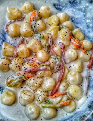 Ricetta Gnocchi con CREMA DI PARMIGIANO, FIORI DI ZUCCA E SPECK CROCCANTE di Pranz.0cena