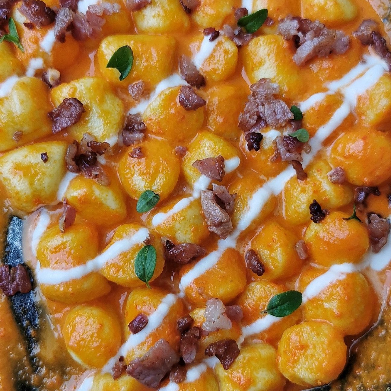 Gnocchi crema di peperoni, guanciale e burrata