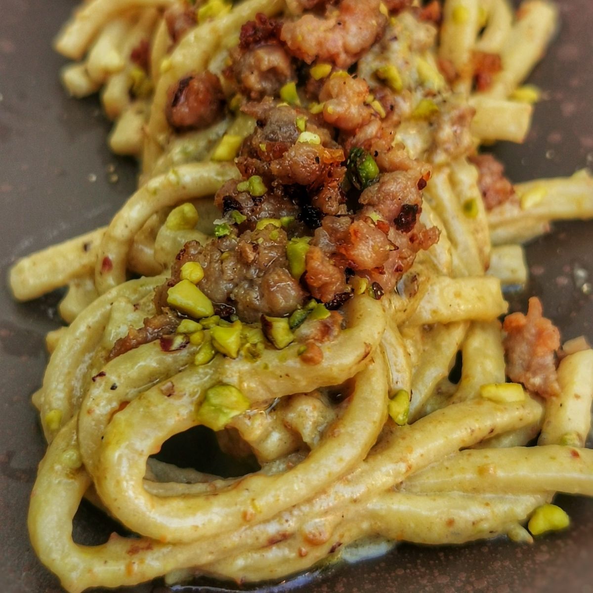 Scialatielli con pesto di pistacchi, stracchino e salsiccia
