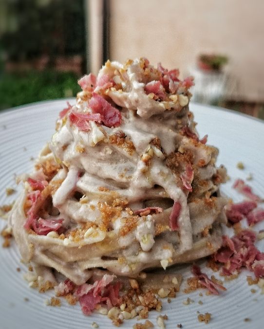Tagliatelle con crema di nocciole e coppa croccante