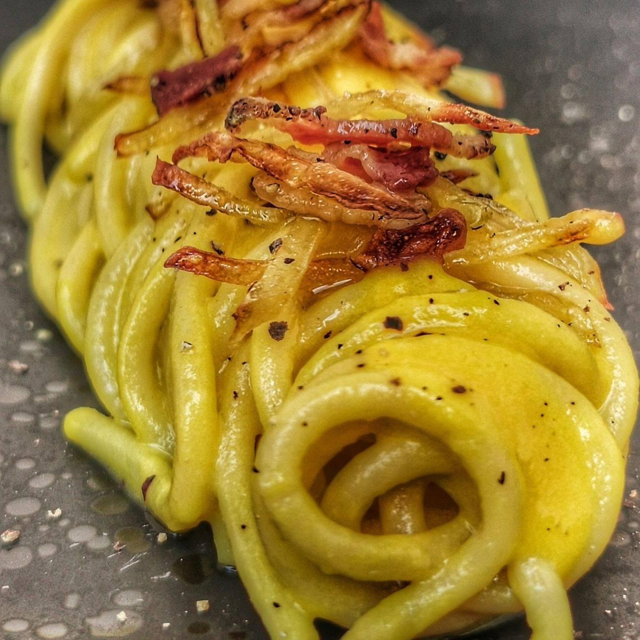 SPAGHETTONE CON CREMA DI PATATE E ZAFFERANO, GUANCIALE E CIPS DI PATATE